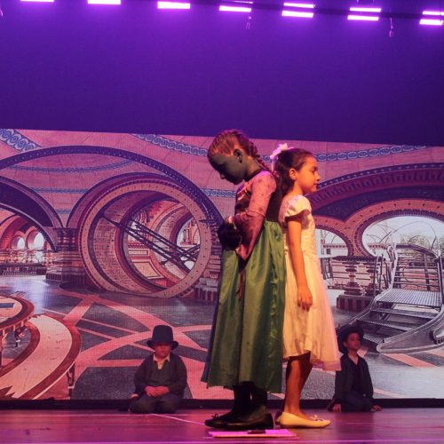 1º Ano apresenta “Wicked: Uma História Sobre O Que É Ser Diferente” na Feira Cultural NS na Broadway 2025