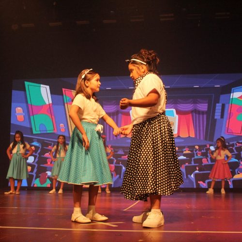 2° e 3° B apresentam “Hairspray: Todo Mundo Pode Brilhar” na Feira Cultural NS na Broadway 2025 – Copy